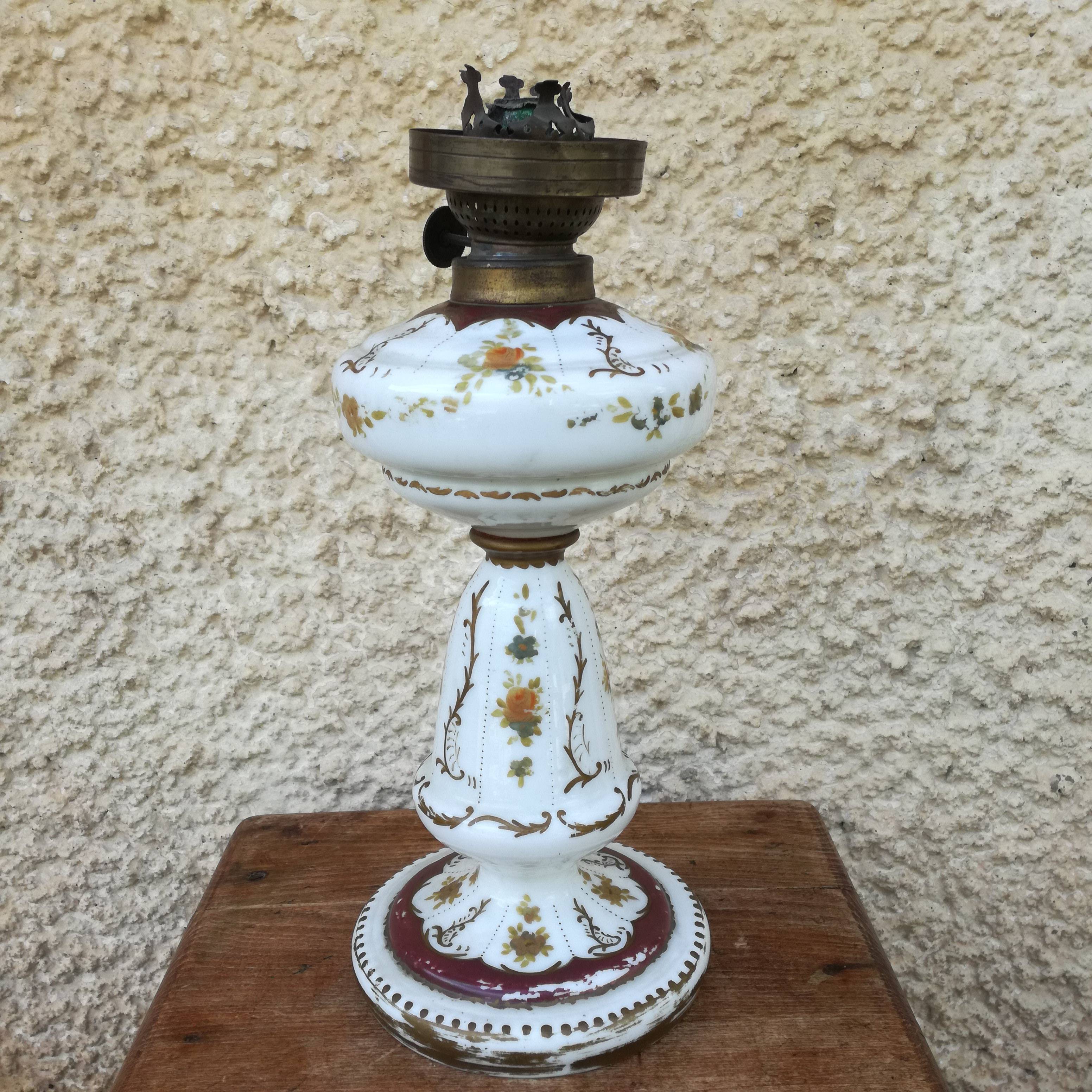 Lampe A Petrole Ou A Huile En Opaline A Motif De Fleurs Et Bouton De Reglage Porte La Marque V M Debut De Serie